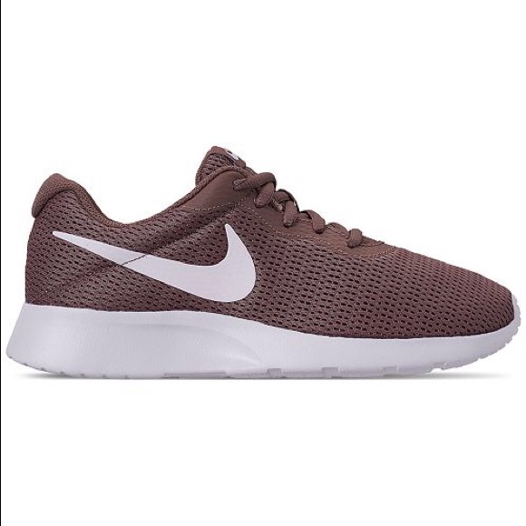 NEW - Woman’s Nike Tanjun shoes - Picture 6 of 8